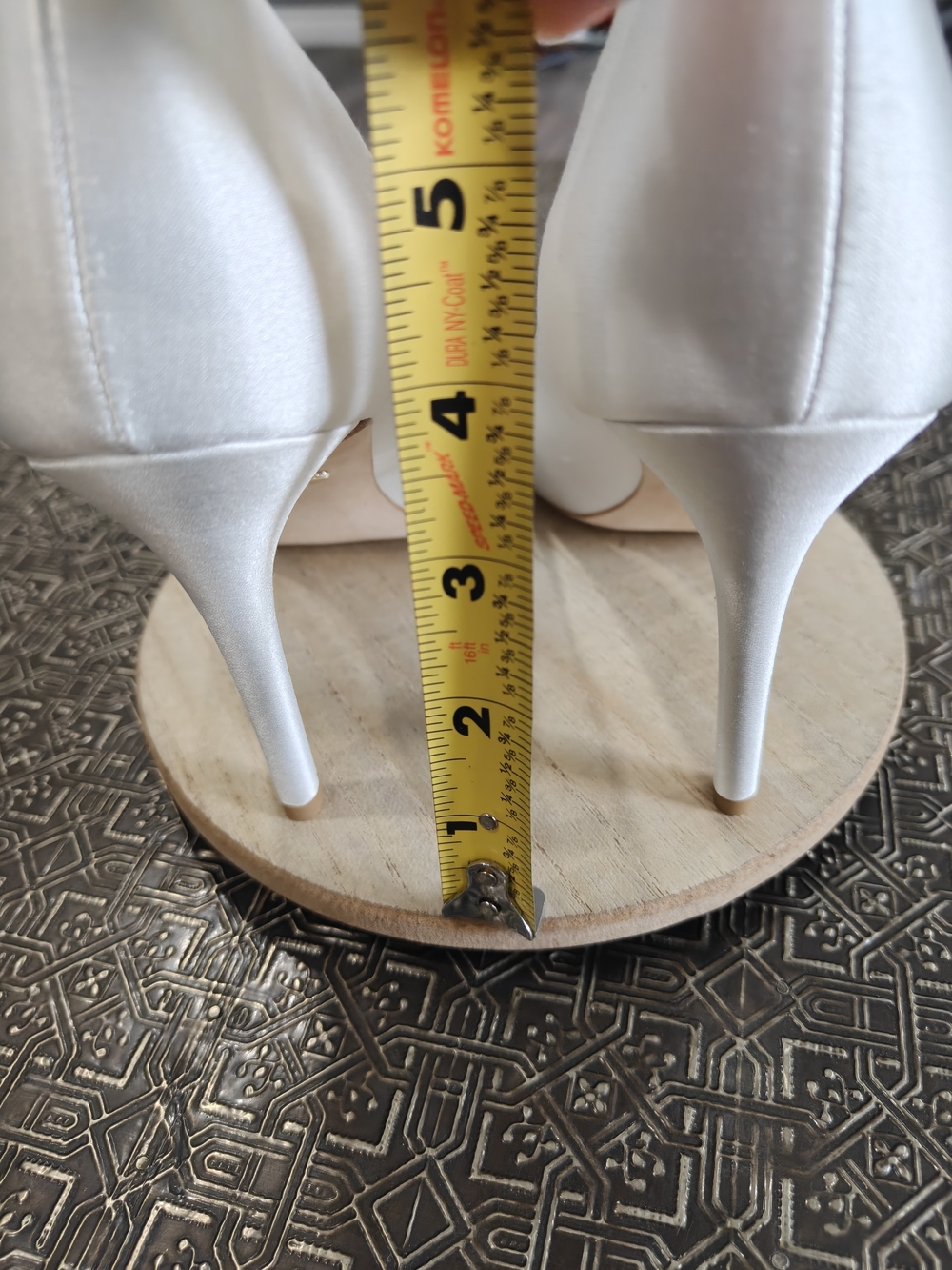 Badgley Mischka Women's Cher Crystal Buckle Pumps in white satin Size 8 EXC! - Picture 6 of 17